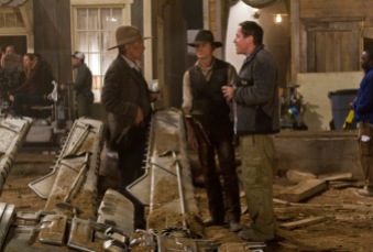 (L to R) HARRISON FORD as the iron-fisted Colonel Dolarhyde, DANIEL CRAIG as a stranger with no memory of his past and director/executive producer JON FAVREAU on the set of an event film for summer 2011 that crosses the classic Western with the alien-invasion movie in a blazingly original way: ?Cowboys & Aliens?.